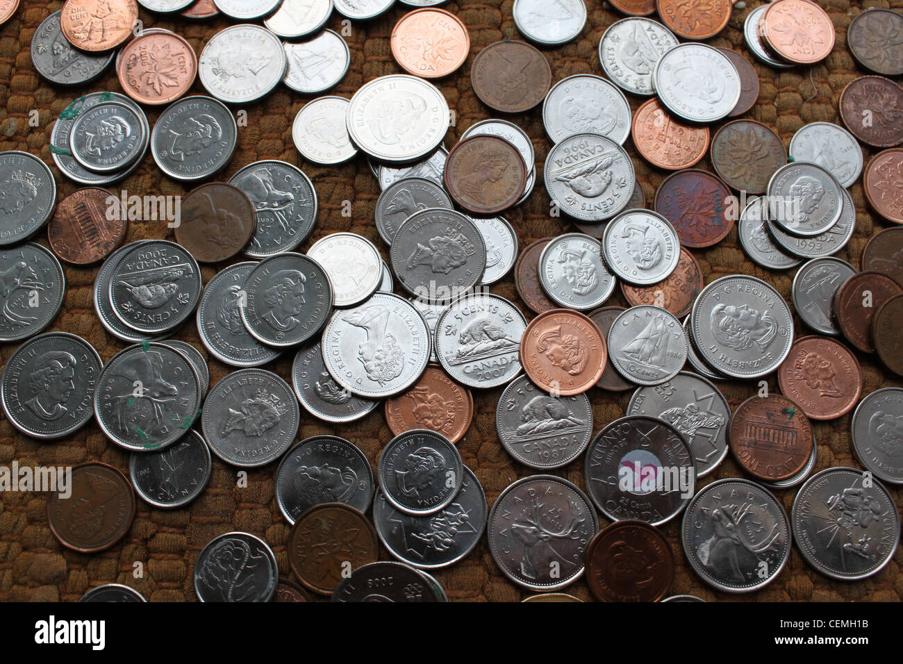 Ancien et nouveau de monnaies canadiennes réparties sur marbre Banque D'Images