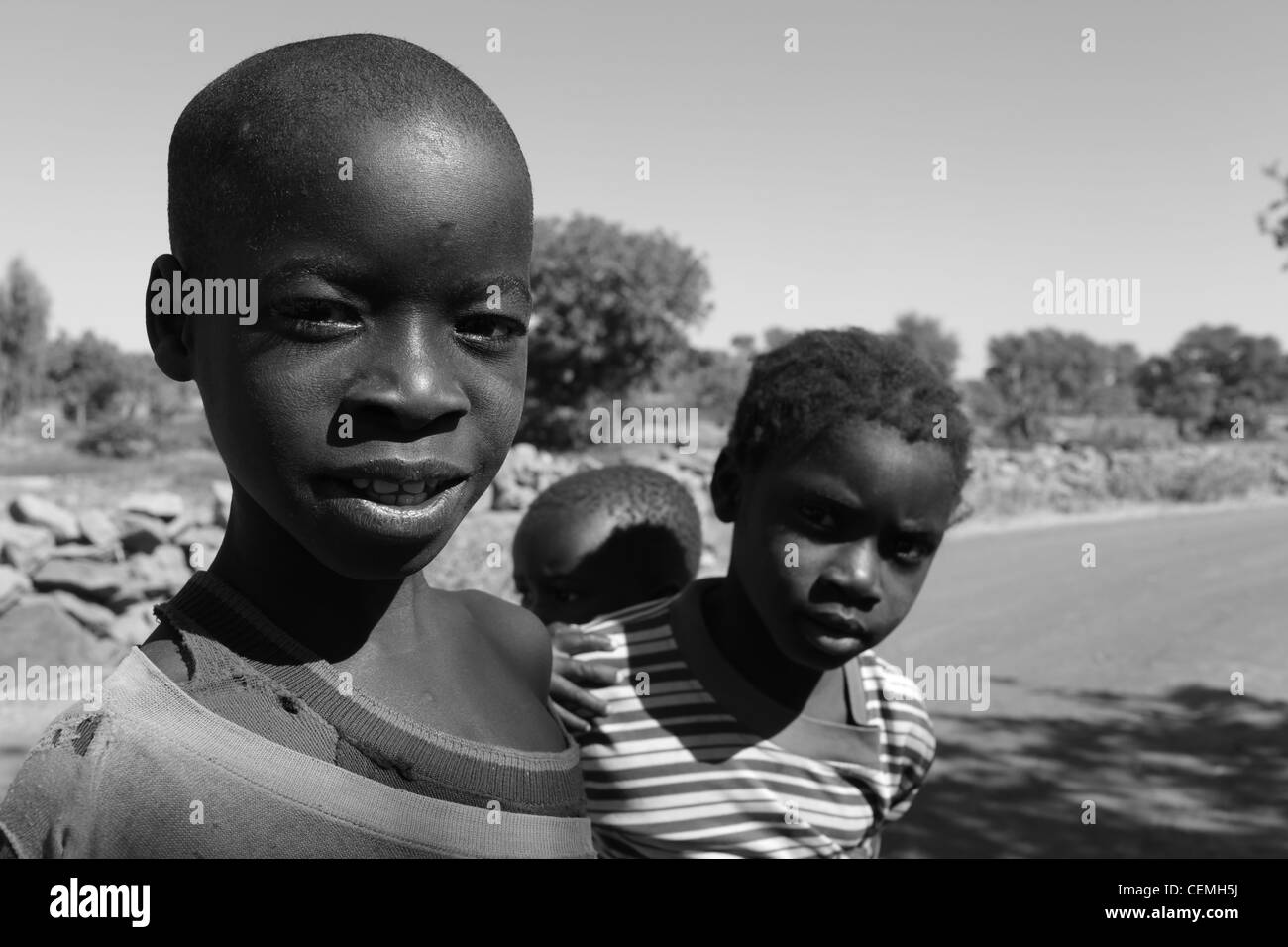 Portrait de trois jeunes enfants maliens. Banque D'Images