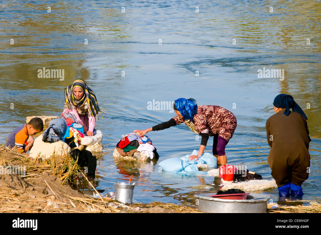 Les femmes lavent les vêtements dans le Nil Minya Egypte Banque D'Images