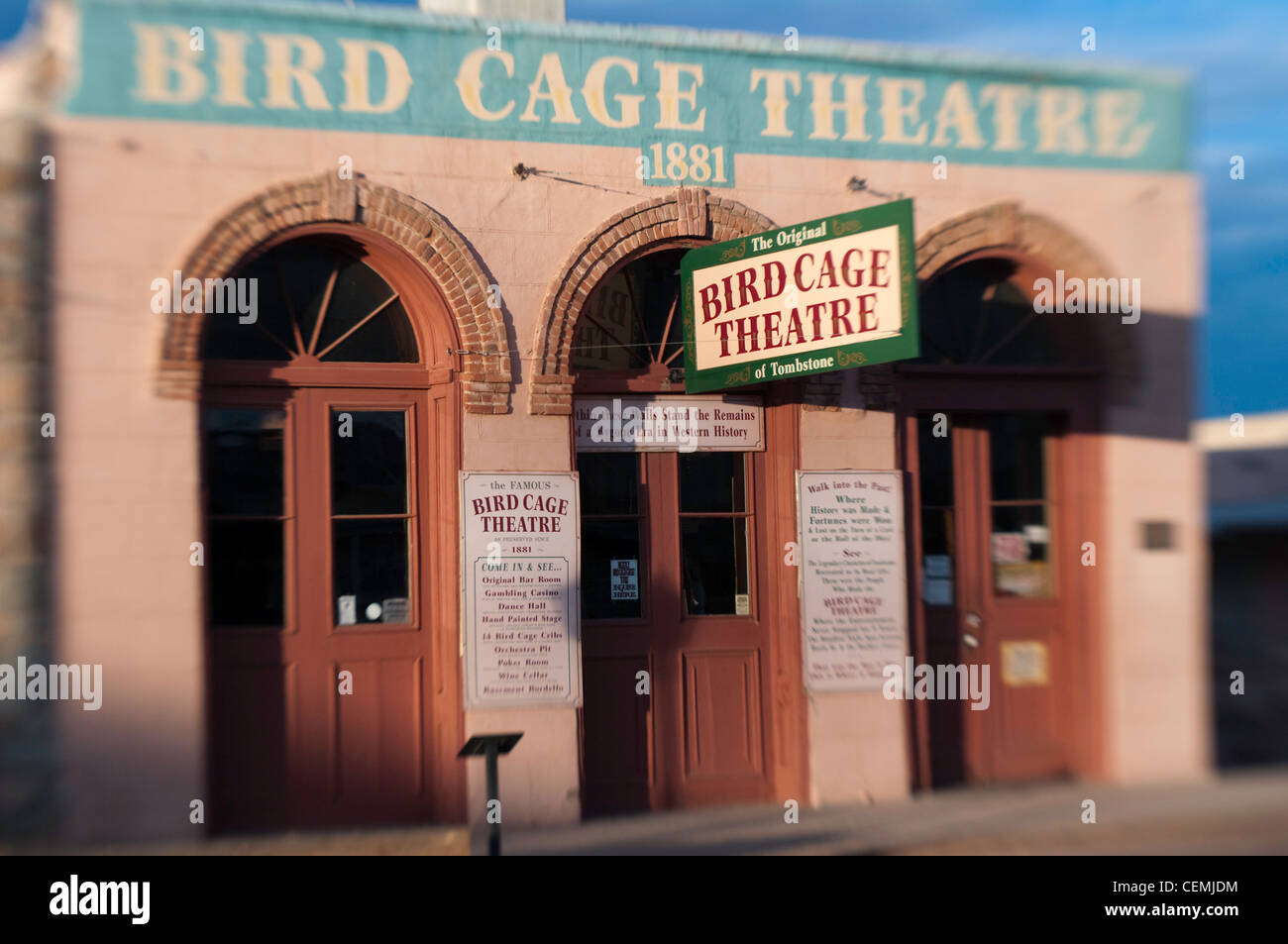 L'aube sur l'historique Théâtre Birdcage sur Allen Street, Tombstone, en Arizona Banque D'Images