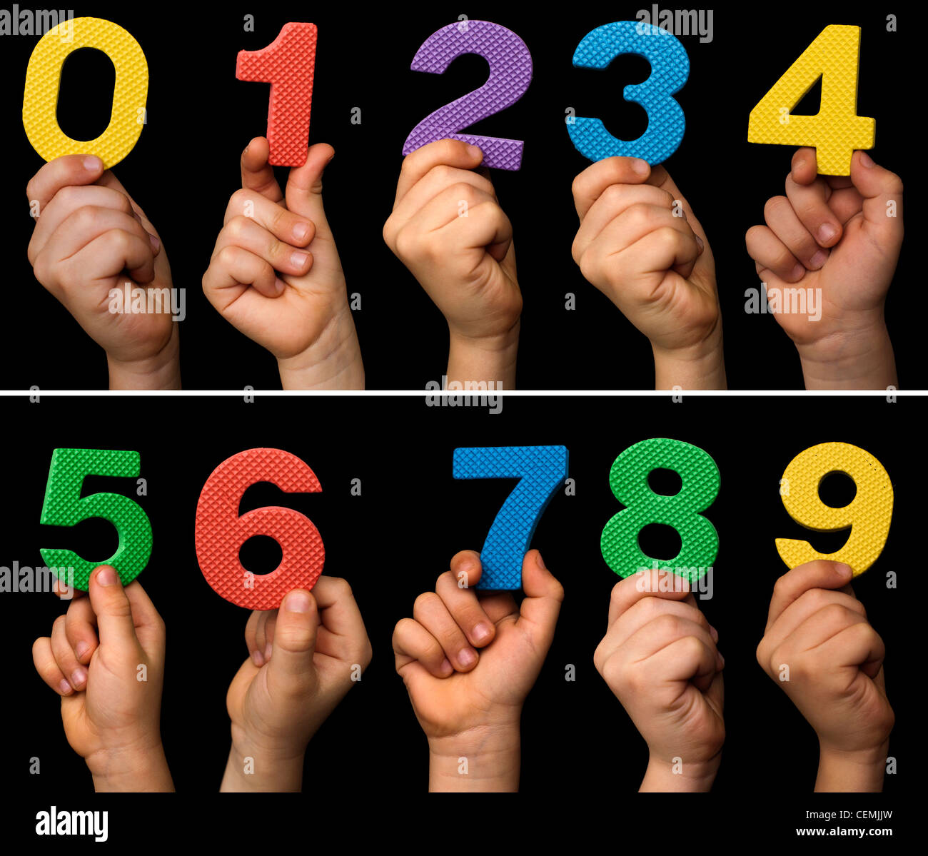 Enfants mains tenant des chiffres. Multicolore noir numéros isolés. Banque D'Images