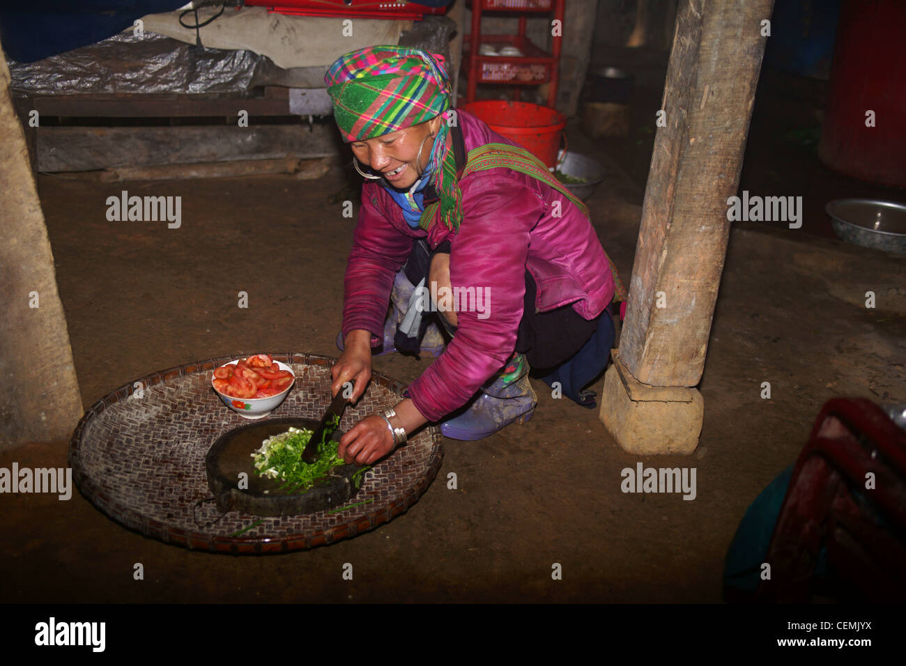 La préparation des aliments femme Hmong SAPA, Vietnam Banque D'Images