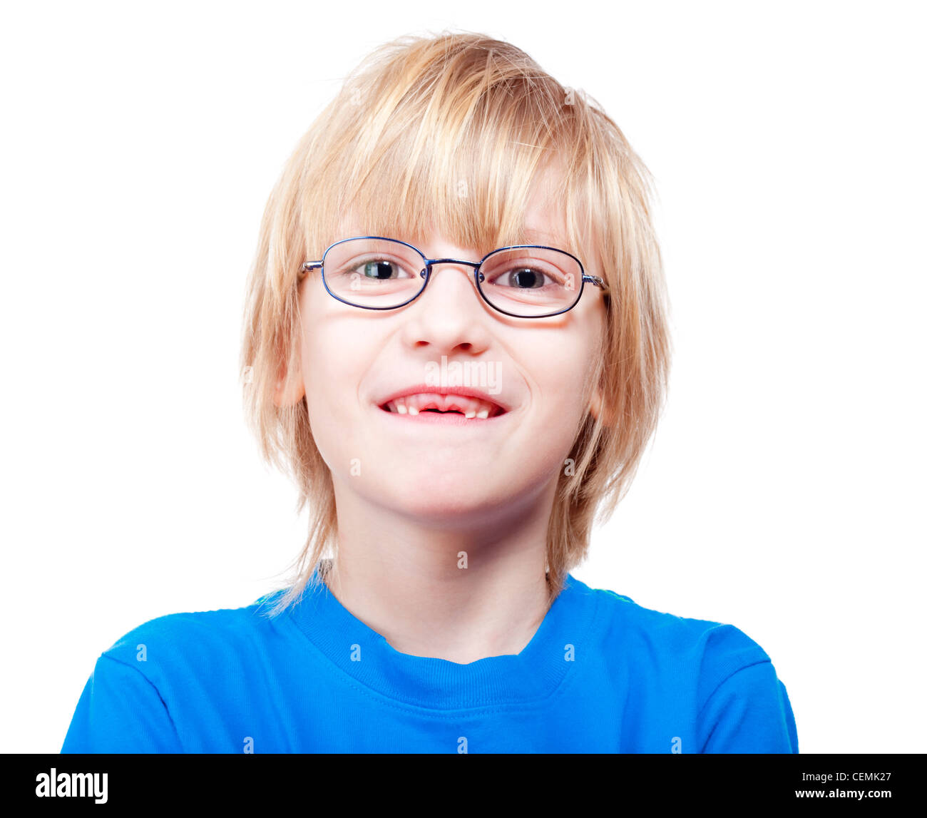 Portrait d'un garçon avec des lunettes montrant ses premières dents de lait manquantes Banque D'Images