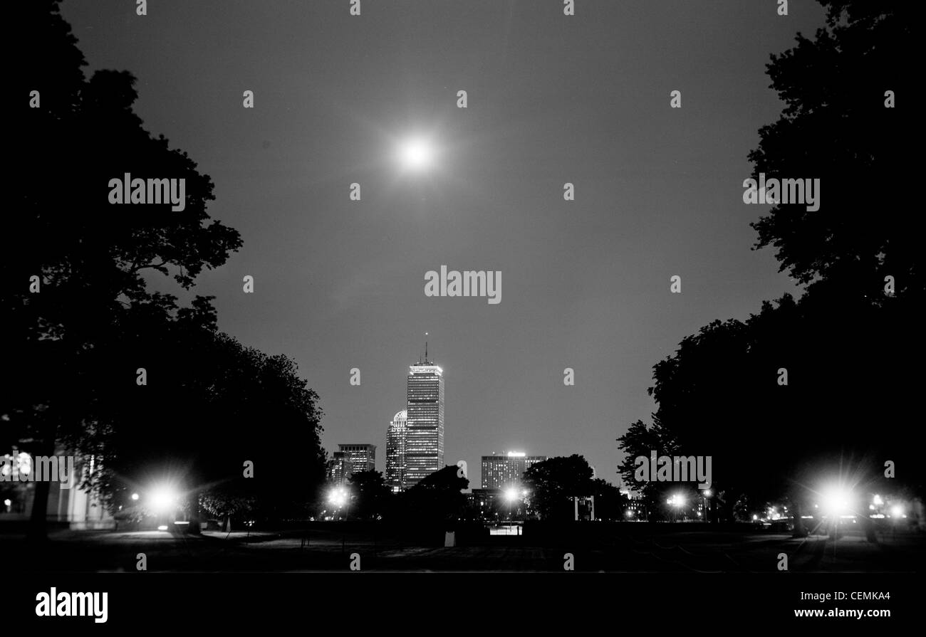 Killian du MIT de Boston et cour Back Bay avec Prudential Building sur une nuit de pleine lune en noir et blanc Banque D'Images