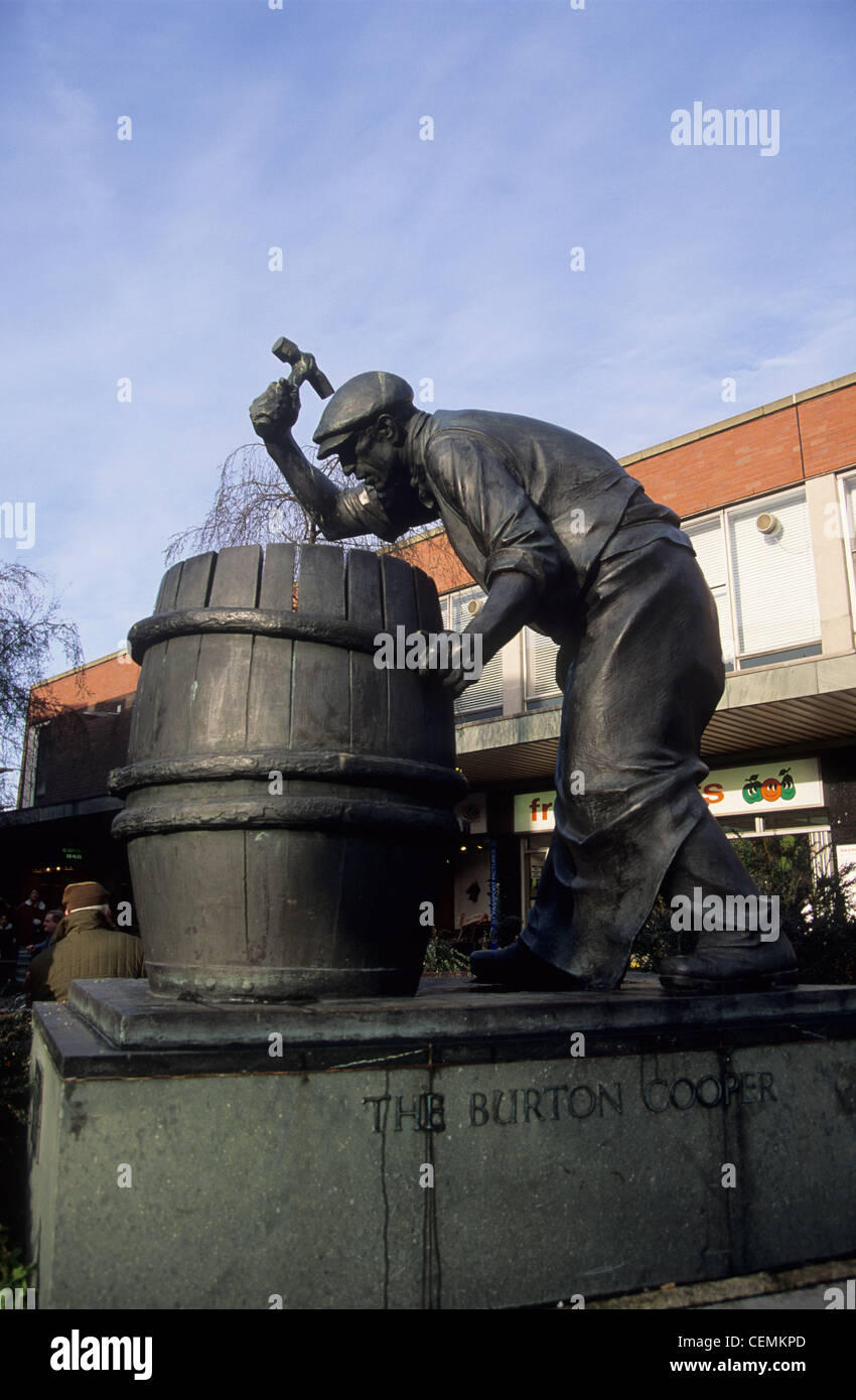 Royaume-uni, Angleterre, Burton upon Trent, l'un des villages de la brasserie, la statue de la Burton cooper ou un canon électrique. Banque D'Images