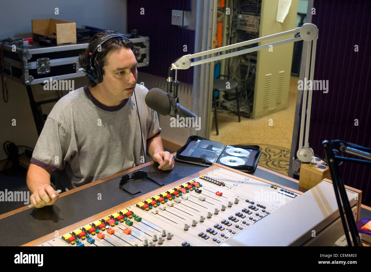 Dortoir chambre mit east campus manager joe graham remplit de vinayak  ranade comme co-dj (avec drew) de l Droppin' connaissance radio show sur  wmbr du mit radio étudiante Photo Stock - Alamy