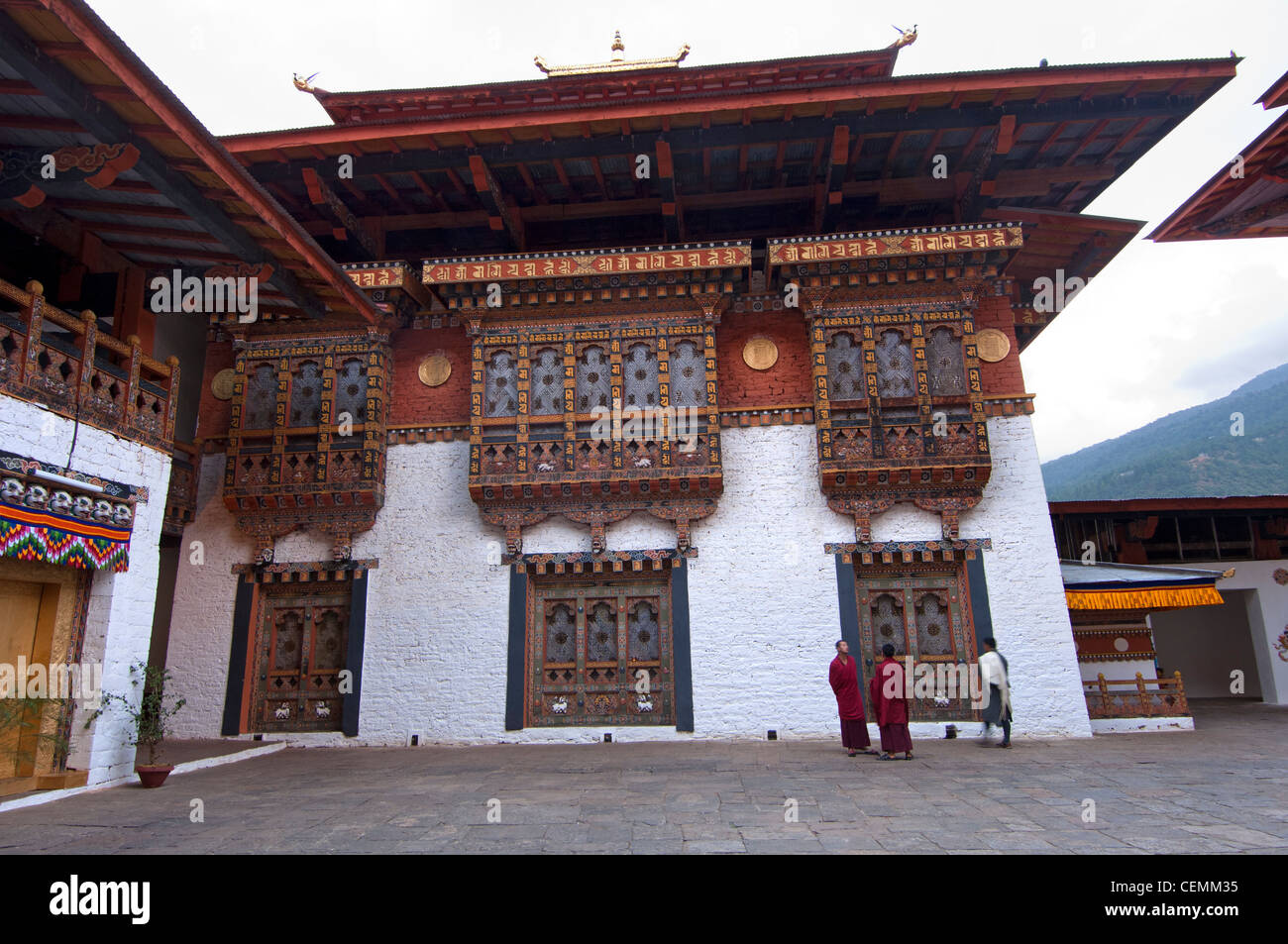 Les moines bouddhistes dans la salle de l'Assemblée cour de la forteresse Dzong ou Punthang Phunaka Dechen Phodrang Dzong, Blue Sea, Bhoutan Banque D'Images