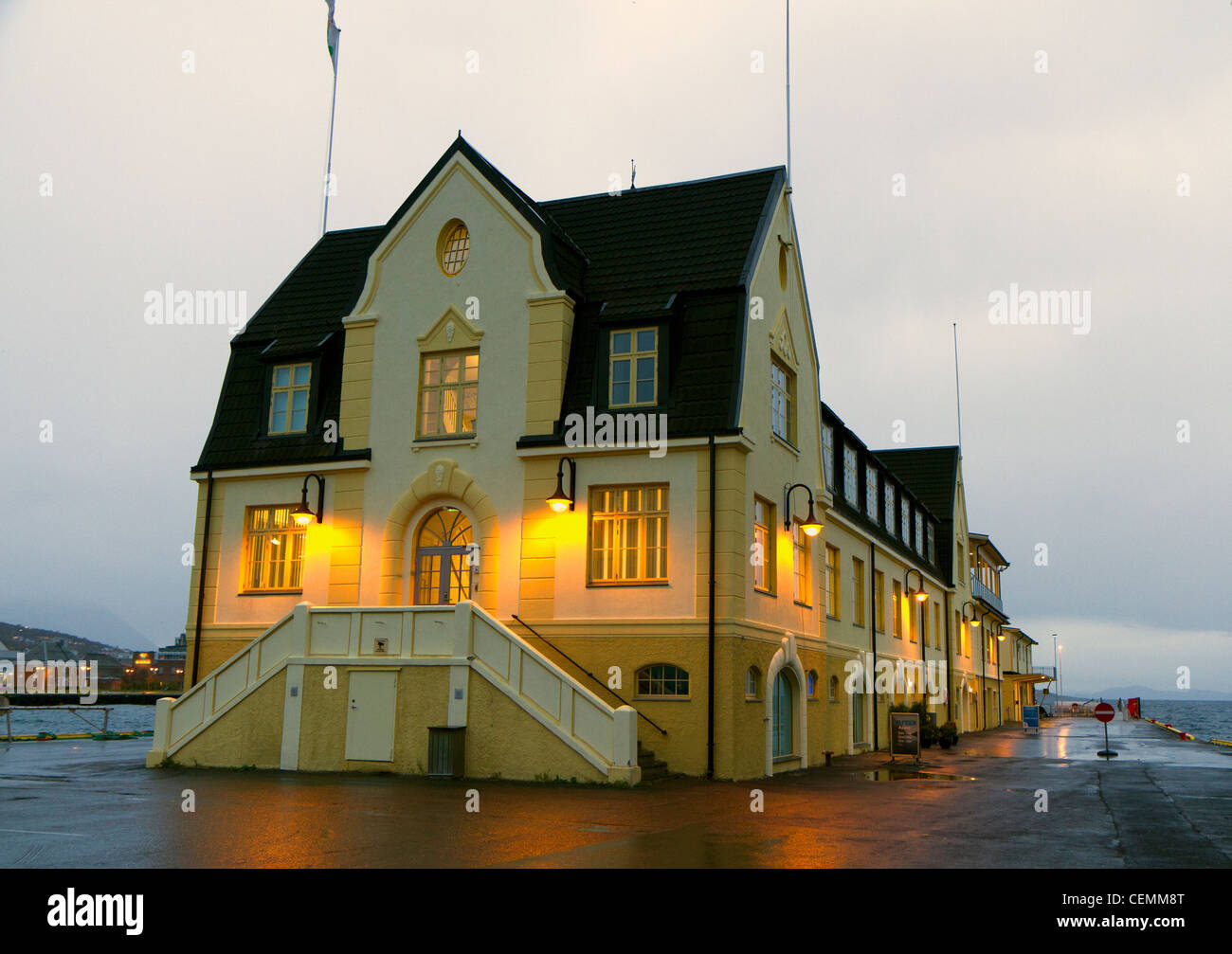 Bâtiment illuminé sur le port de Harstad Banque D'Images