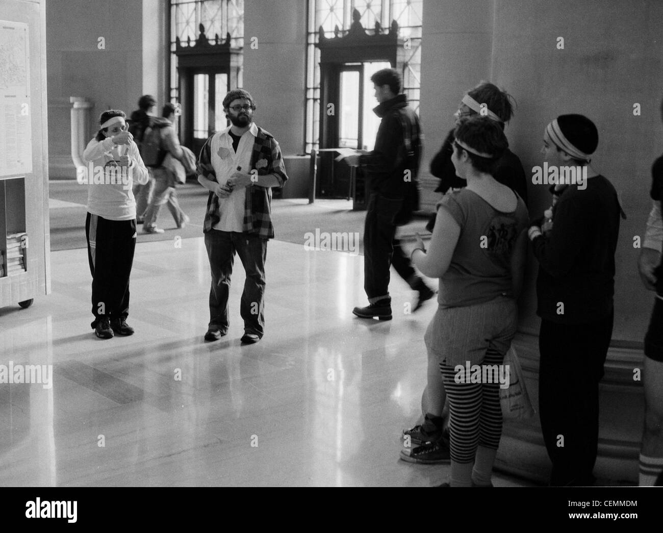 MIT hack farce performance art -- les étudiants du Centre for Advanced Visual Studies du MIT ont descendu Corridor Infini habillés comme des zombies. Banque D'Images