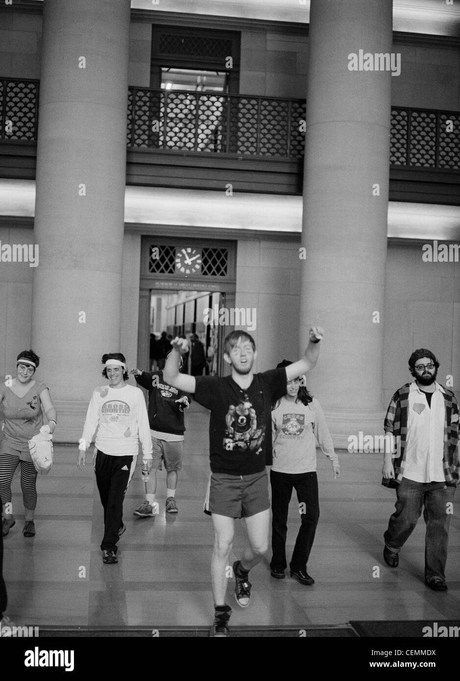 MIT hack farce performance art -- les étudiants du Centre for Advanced Visual Studies du MIT ont descendu Corridor Infini habillés comme des zombies. Banque D'Images