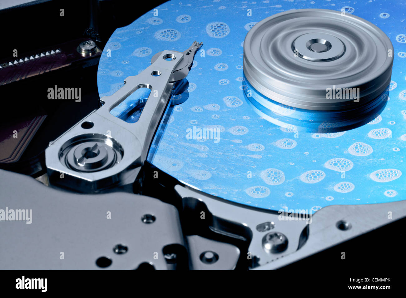 Thème calcul symbolique montrant un disque dur ouvert tandis que 'nettoyage' Banque D'Images