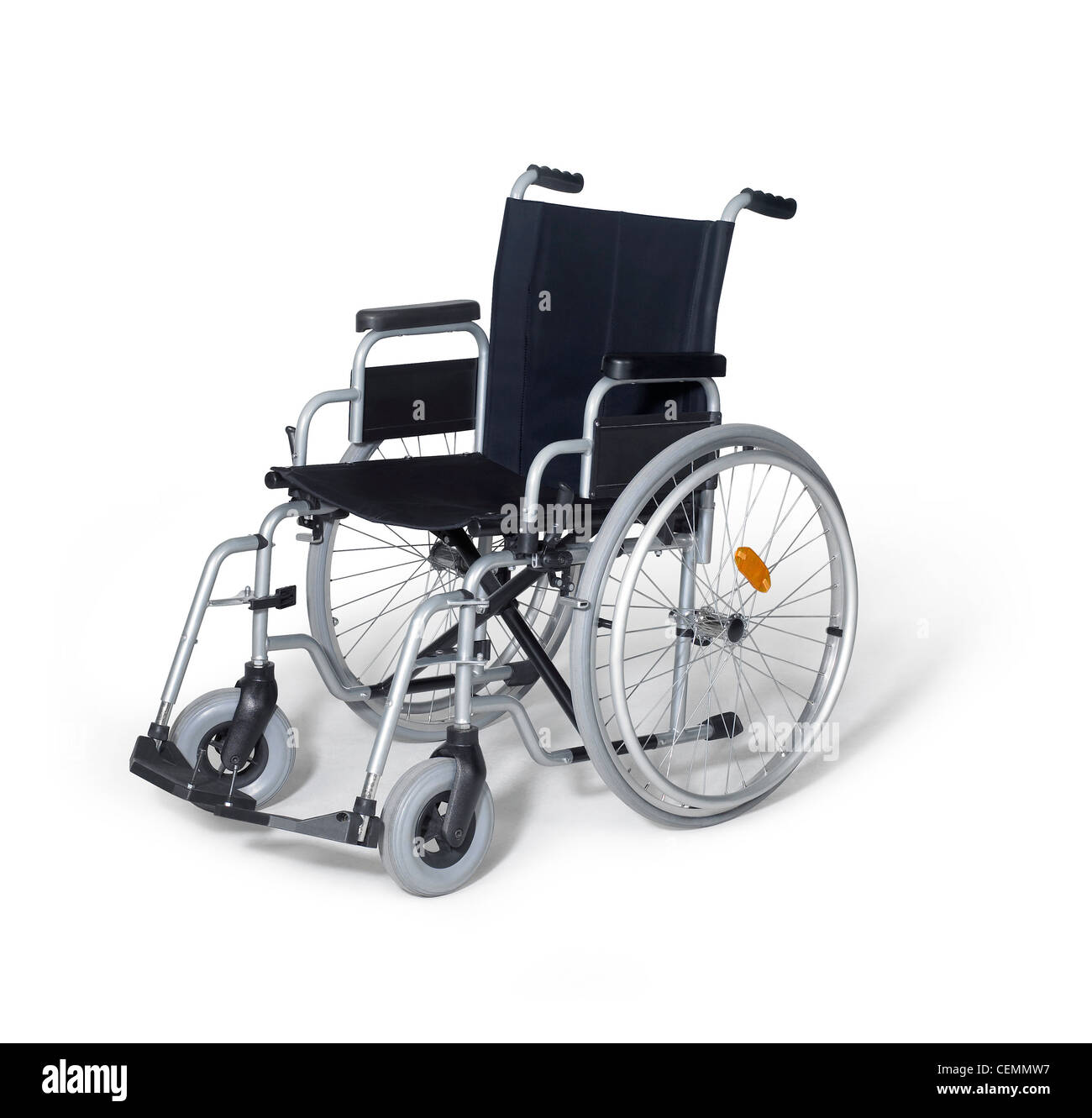La photographie de studio d'un fauteuil roulant vide à dos blanc avec ombre Banque D'Images