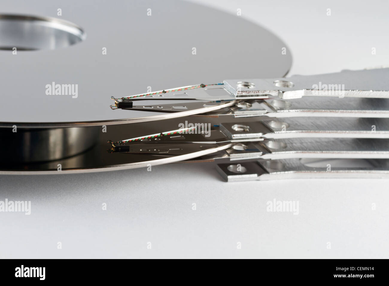 Détail d'un plateau de disque dur séparé avec le bras actionneur en gris clair retour Banque D'Images