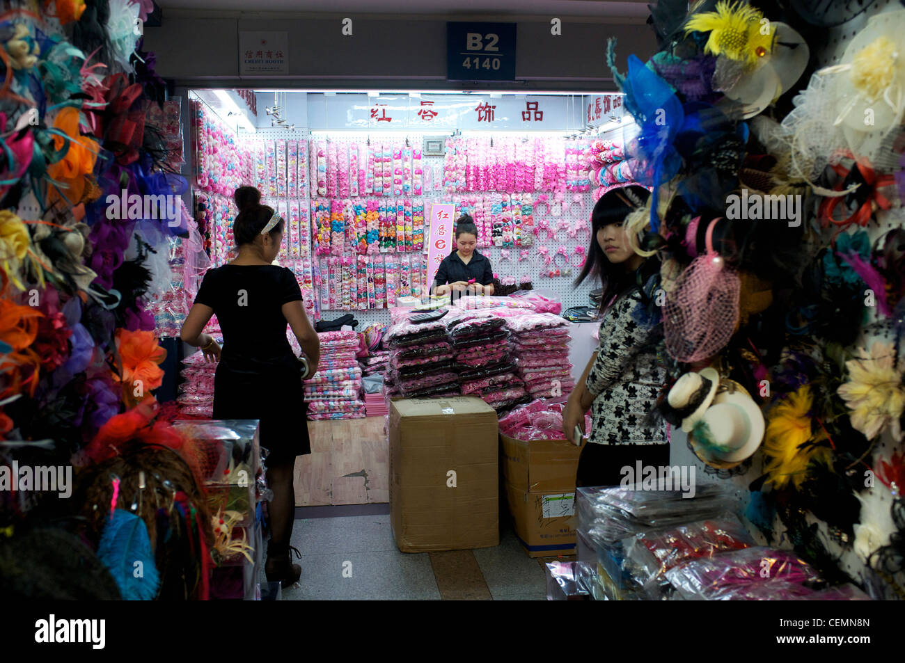 Accessoires de mode sont en vente à Yiwu Market à Yiwu, dans la province du Zhejiang, Chine.05-Nov-2011 Banque D'Images