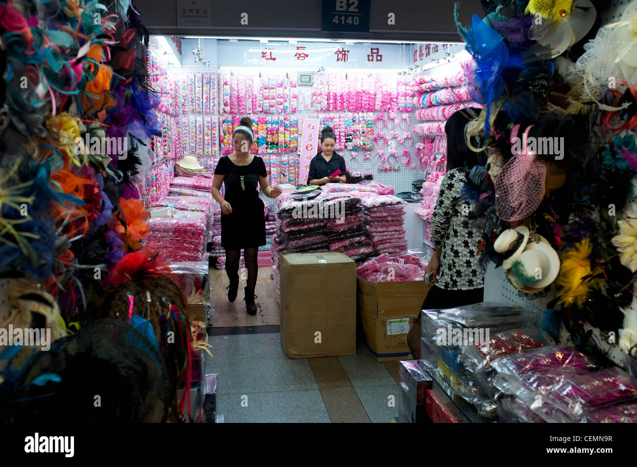 Accessoires de mode sont en vente à Yiwu Market à Yiwu, dans la province du Zhejiang, Chine.05-Nov-2011 Banque D'Images