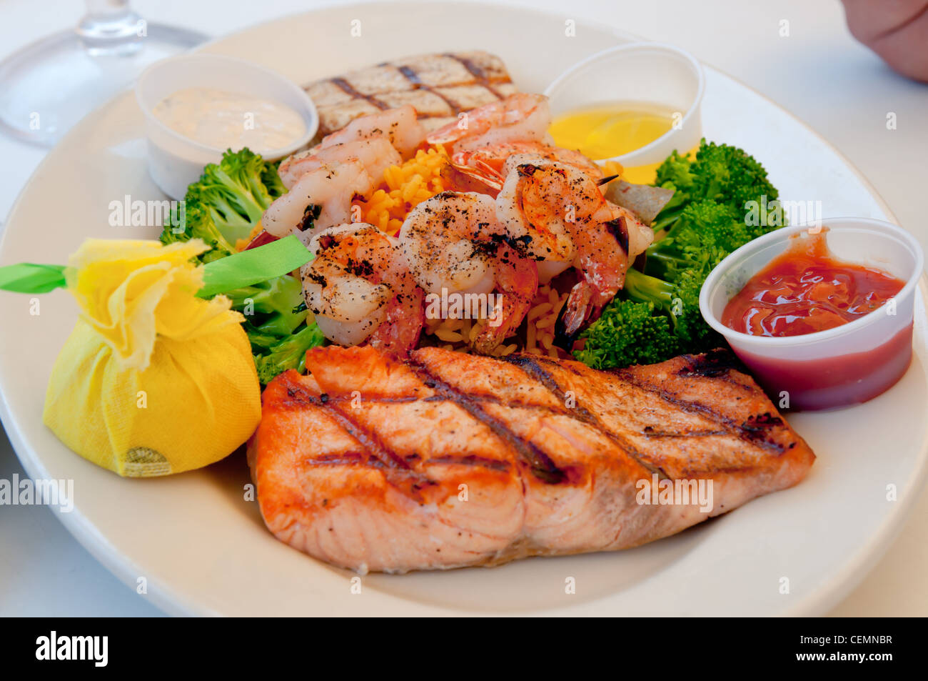 Fruits de mer avec tilapia grill poisson, crevettes, légumes et riz Banque D'Images