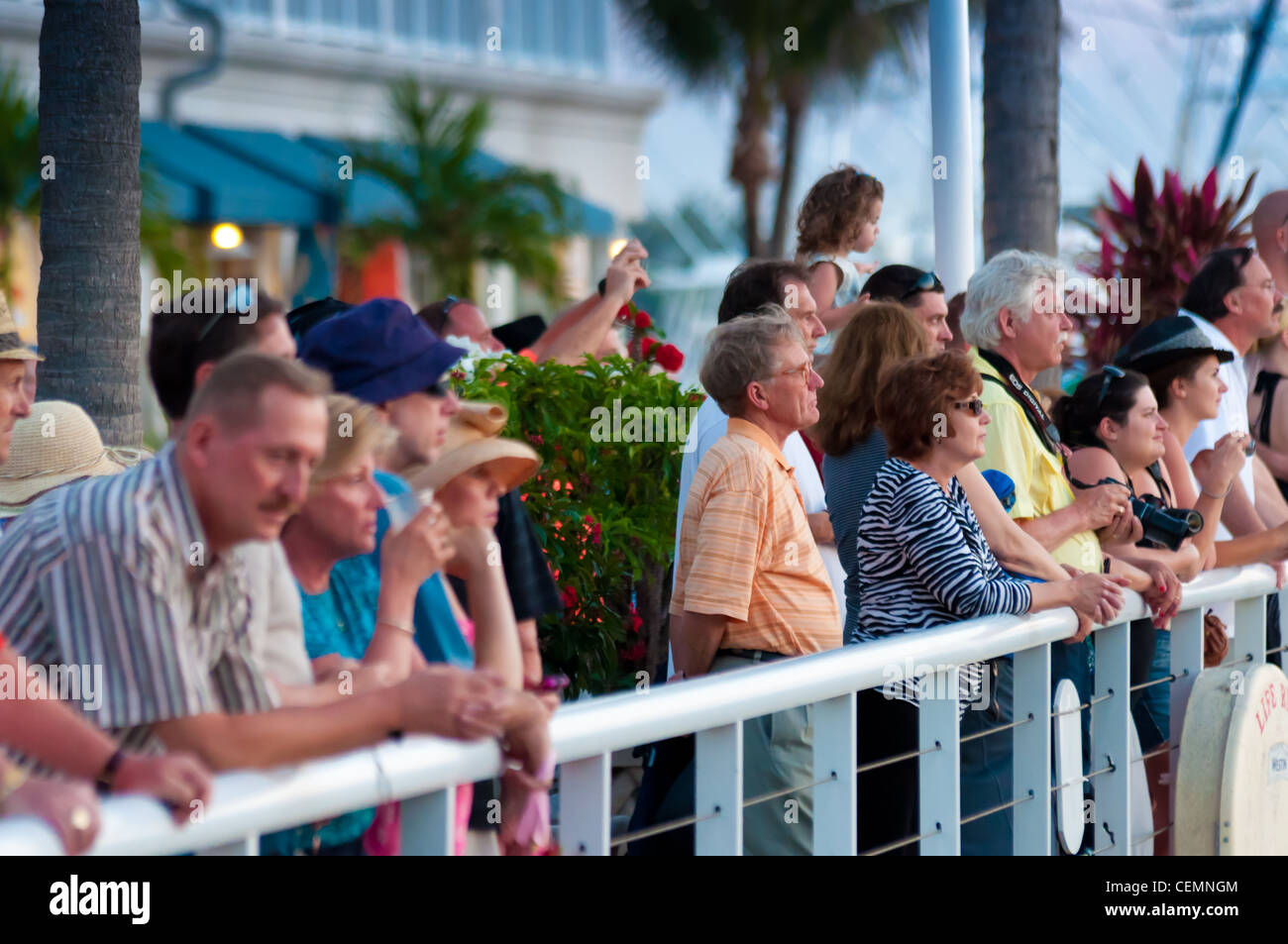 Les gens sur le port de Key West en regardant le coucher du soleil Banque D'Images
