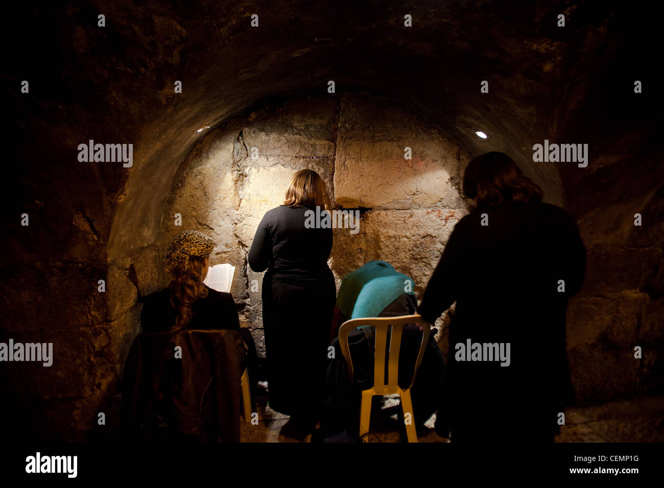 Les femmes juives ultra-orthodoxes prient dans la niche de la « pierre de fondation opposée » également connue sous le nom de « le Rocher », qui était le cœur du Saint des Saints du deuxième Temple juif dans les tunnels souterrains du mur occidental qui sont un ensemble de tunnels fabriqués par l'homme et creusés pour la recherche de l'Occident Mur et antiquités qui lui sont liées, la plupart du tunnel est dans la continuation du mur occidental en plein air et est situé sous les bâtiments du quartier musulman de la vieille ville de Jérusalem. Israël Banque D'Images