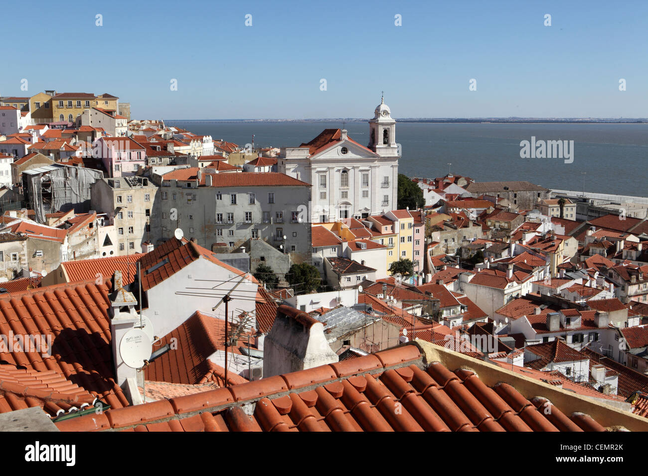 Vue sur les toits de tuiles rouges de la rivière Tejo, Lisboa à Lisbonne, Portugal, Europe Banque D'Images