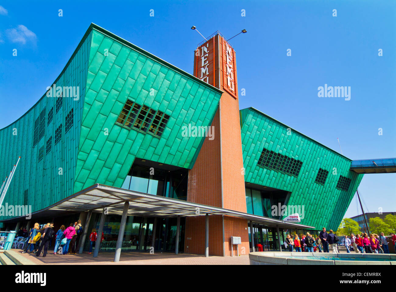 Musée interactif NEMO et galerie dans la zone portuaire d'Amsterdam aux Pays-Bas Holland Oosterdok eu Europe Banque D'Images