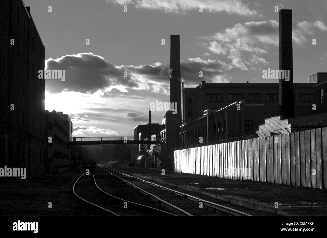 Des voies de chemin de fer derrière le réacteur supprimer totalement mit Banque D'Images