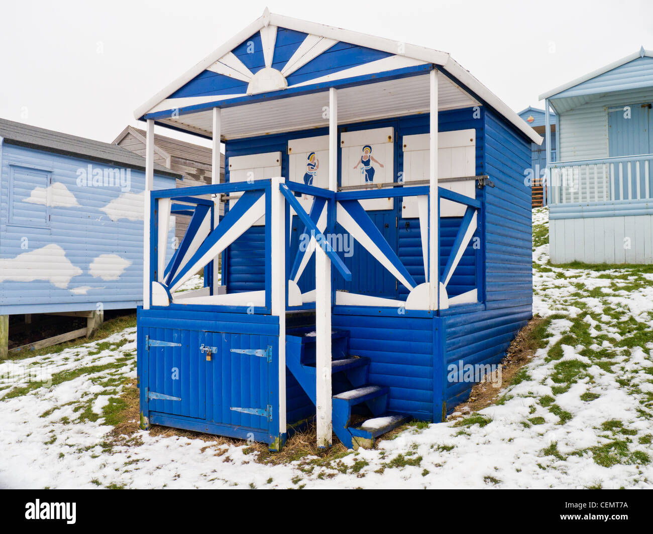 Cabane de plage bleu vif. Banque D'Images
