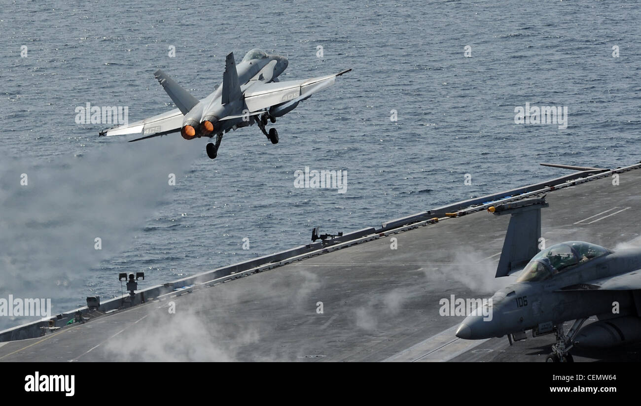 MER D'ARABIE (fév 16, 2012) un Hornet F/A-18C affecté aux Blue Blasters of Strike Fighter Squadron (VFA) 34 à partir du pont de vol du porte-avions USS Abraham Lincoln de la classe Nimitz (CVN 72). Abraham Lincoln est déployé dans la zone de responsabilité de la 5e flotte américaine, en effectuant des opérations de sécurité maritime, des efforts de coopération en matière de sécurité dans les théâtres et des missions de soutien dans le cadre de l'opération Enduring Freedom. Banque D'Images