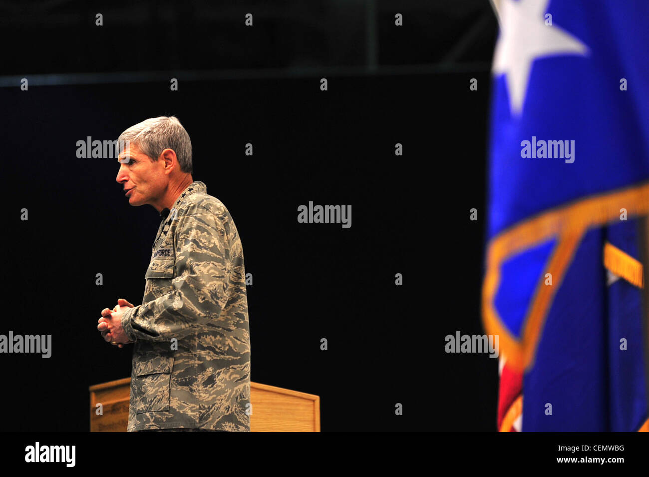 Le général Norton Schwartz, chef d'état-major de la Force aérienne, parle aux aviateurs le 16 février 2012, lors d'un appel d'aviateurs à la base conjointe Elmendorf-Richardson, en Alaska. Schwartz a parlé de sa vision pour la Force aérienne et a répondu aux questions des aviateurs. Banque D'Images