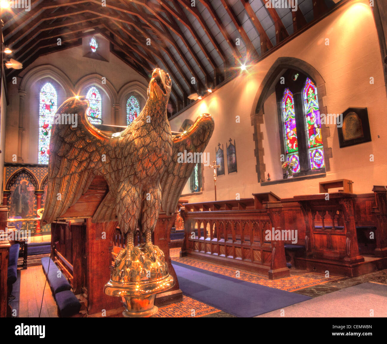 All Saints Church Thelwall, Warrington, Cheshire England UK United Kingdom. La religion anglicane Brass eagle vitraux lutrin Banque D'Images