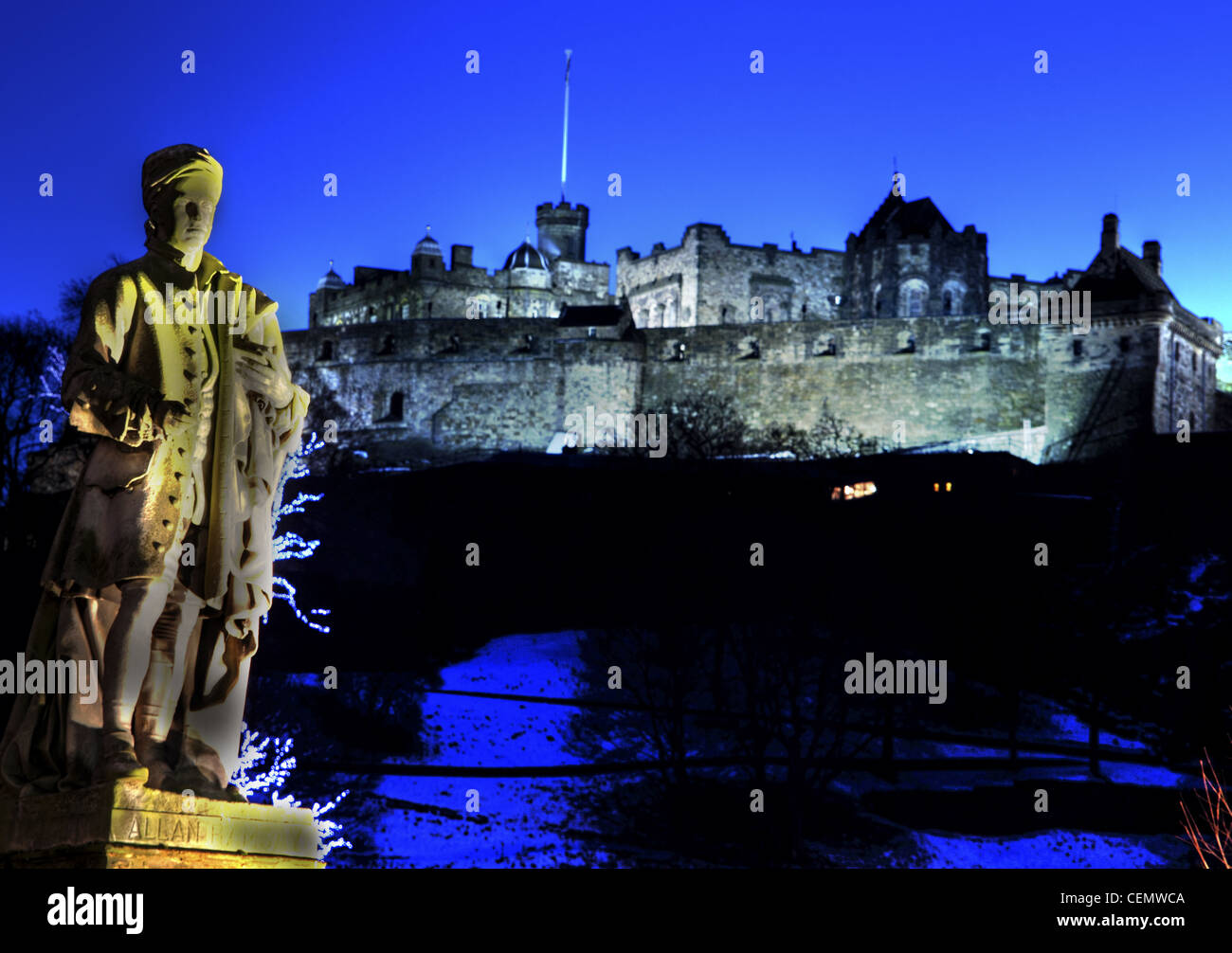 Allan Ramsey statue & le château d'Édimbourg au crépuscule juste avant la tombée de la nuit de Princes Street, Ecosse, Royaume-Uni Banque D'Images
