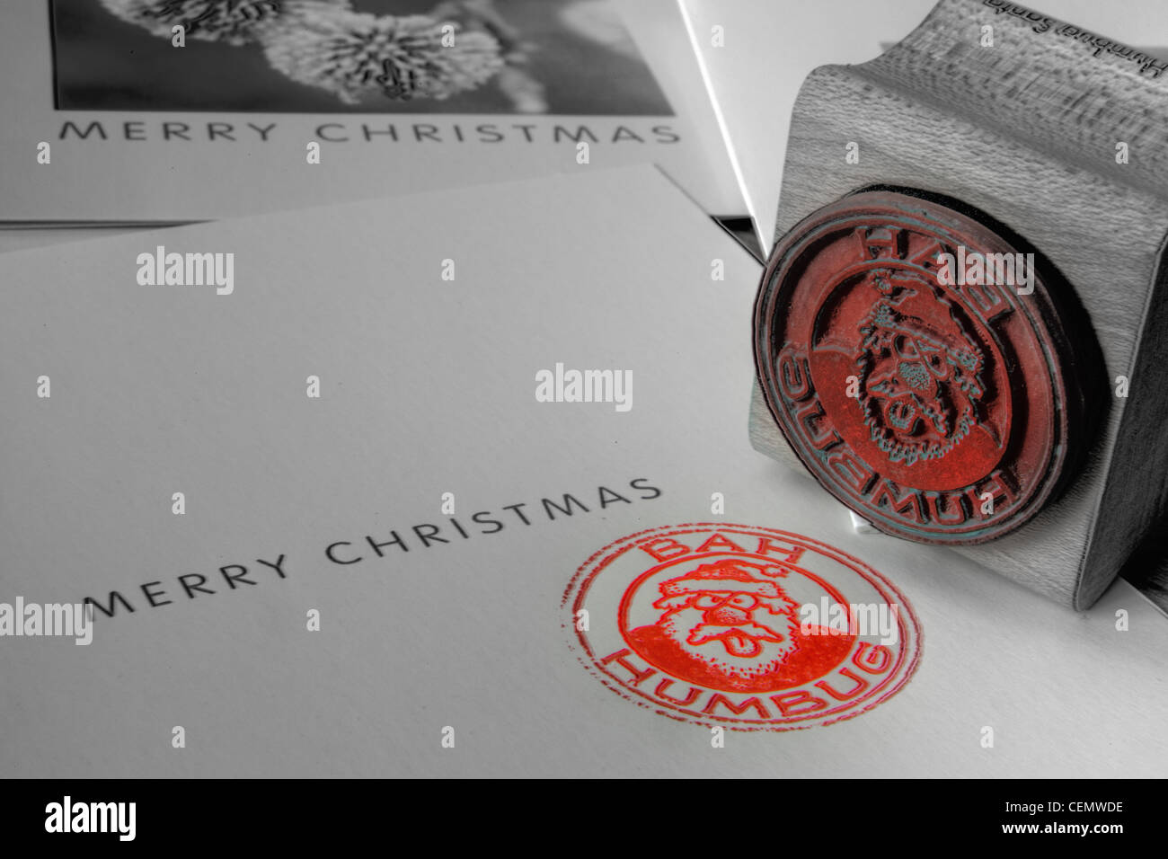 Bah blague à Noël Anti-Xmas stamp en rouge sur une carte Banque D'Images
