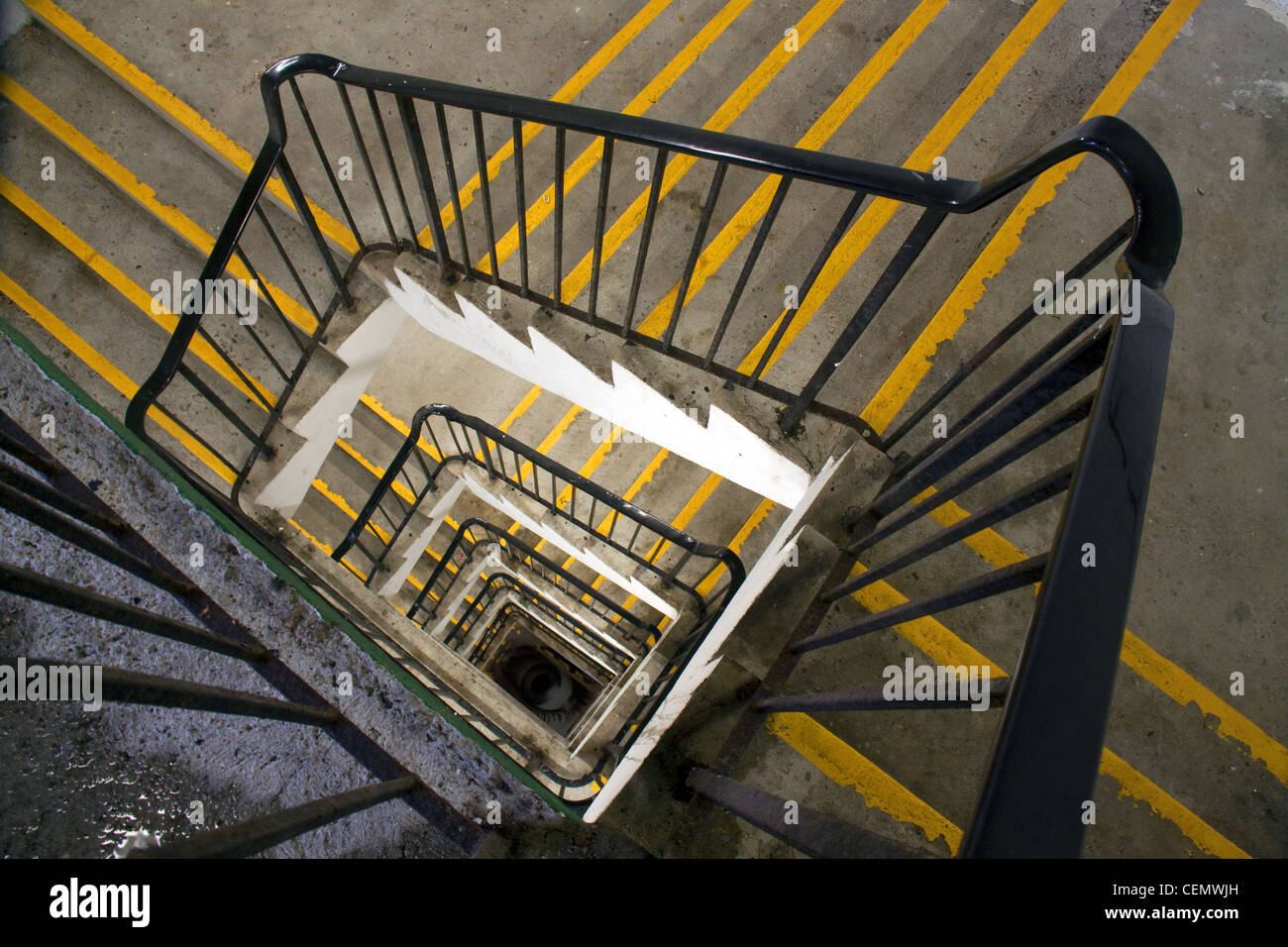 Vue en bas d'une cage d'escalier de parking, port de Poole, Dorset, Angleterre, Royaume-Uni Banque D'Images