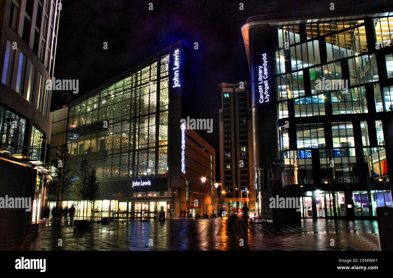 John Lewis Les Hayes Cardiff Shopping Centre et bibliothèque dans la nuit, au Pays de Galles, Royaume-Uni Banque D'Images