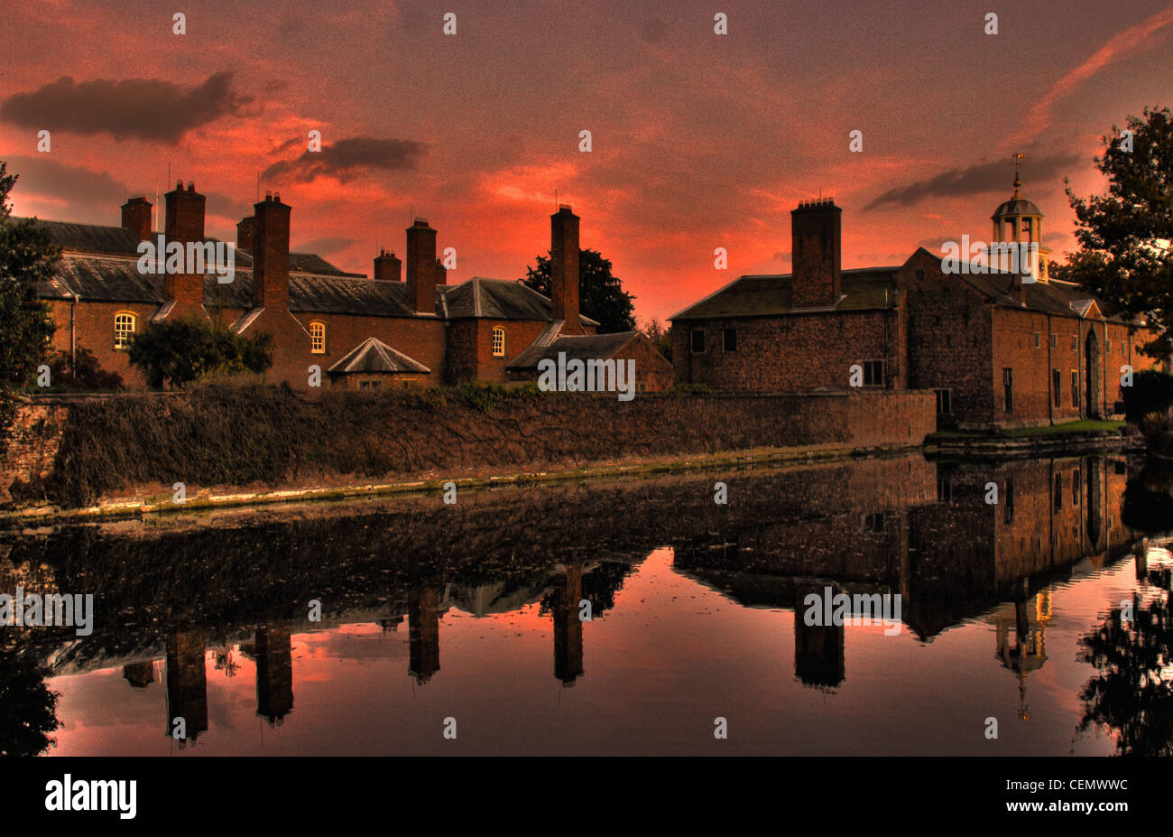 Dunham Massey NT au crépuscule avec un ciel coucher de soleil rouge c'est le Trust National près de Altrincham, England UK. Son un château et jardin Banque D'Images