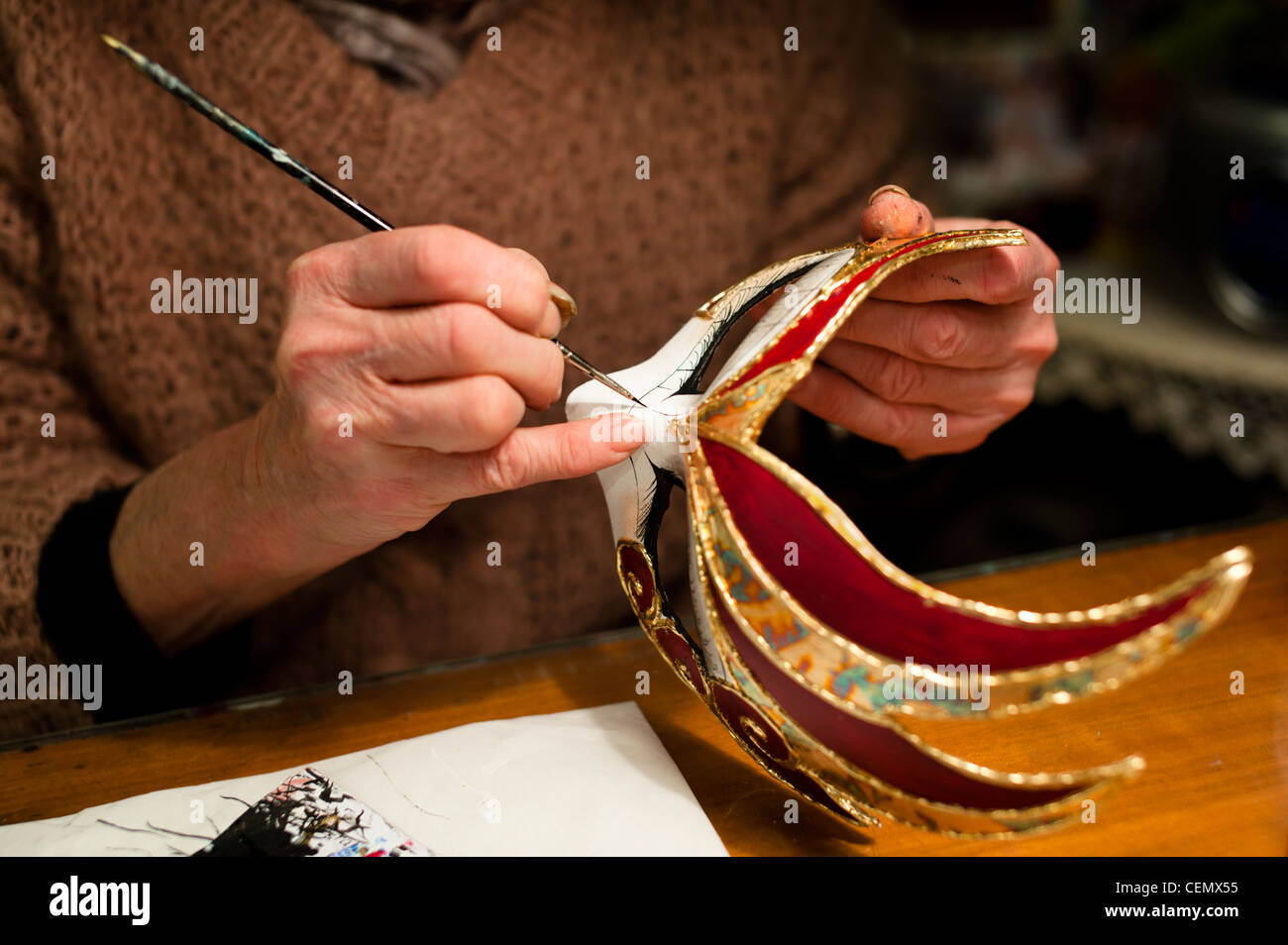 La main de femme masque Carnaval de Venise, peinture, fabrication de décoration masque Banque D'Images