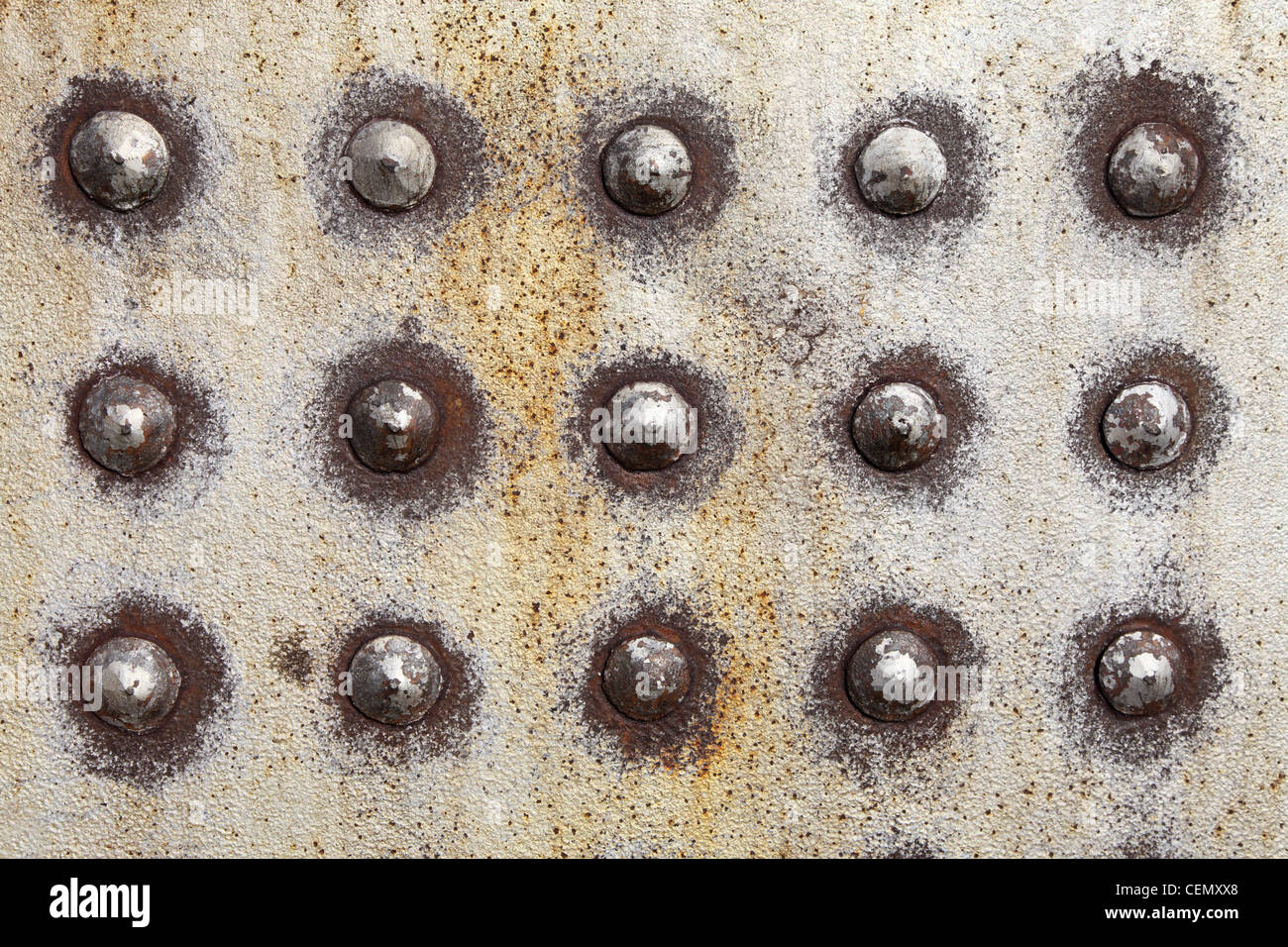 Rangées de rivets dans le côté d'une vieille loco à vapeur. Banque D'Images