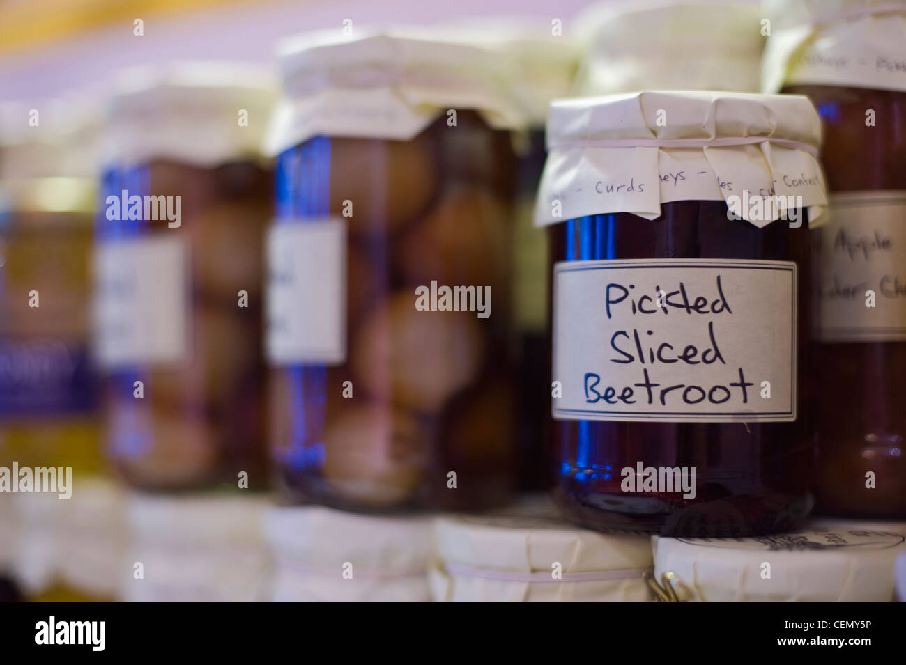 Les conserves maison à vendre à village shop Weobley Herefordshire Angleterre UK Banque D'Images