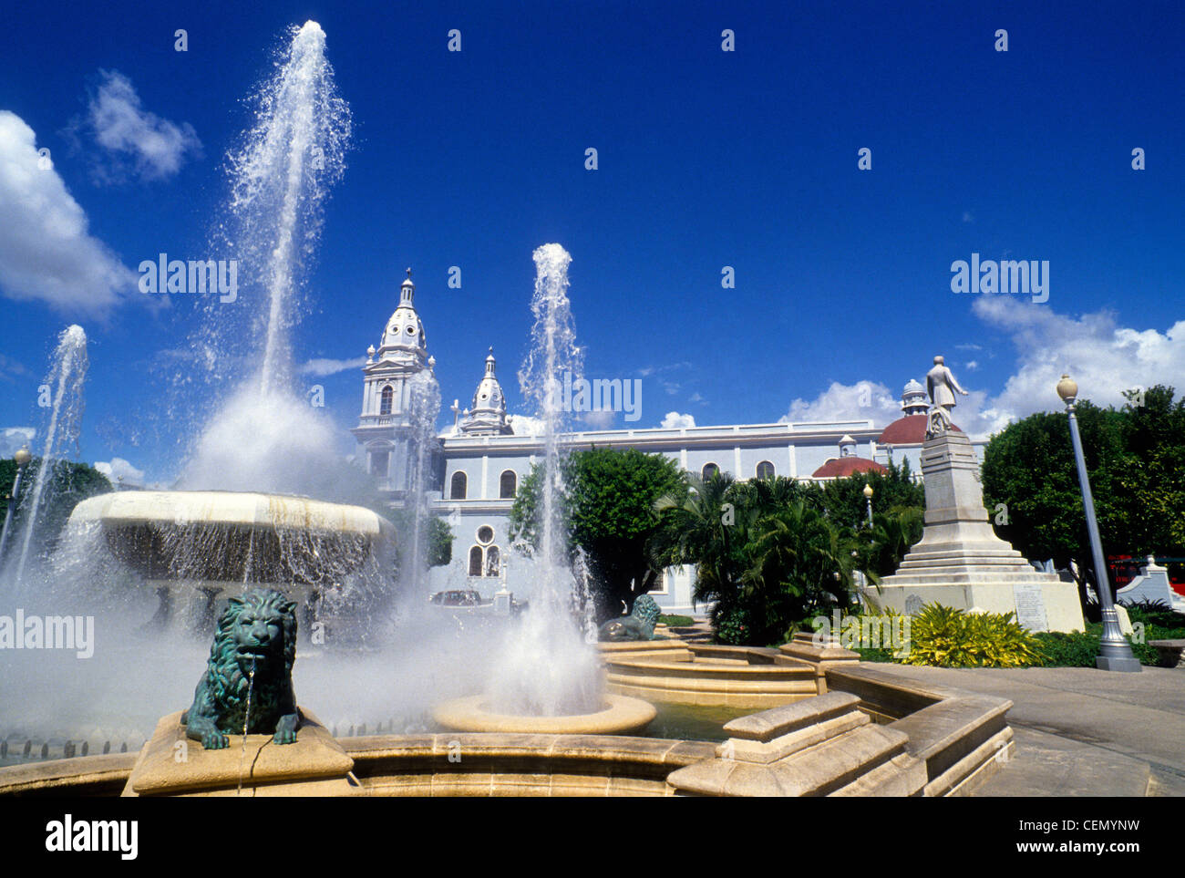 Plaza de Las Delicias est le foyer de la célèbre fontaine aux Lions et la cathédrale de Ponce (arrière) dans le centre-ville de Ponce sur l'île de Porto Rico. Banque D'Images