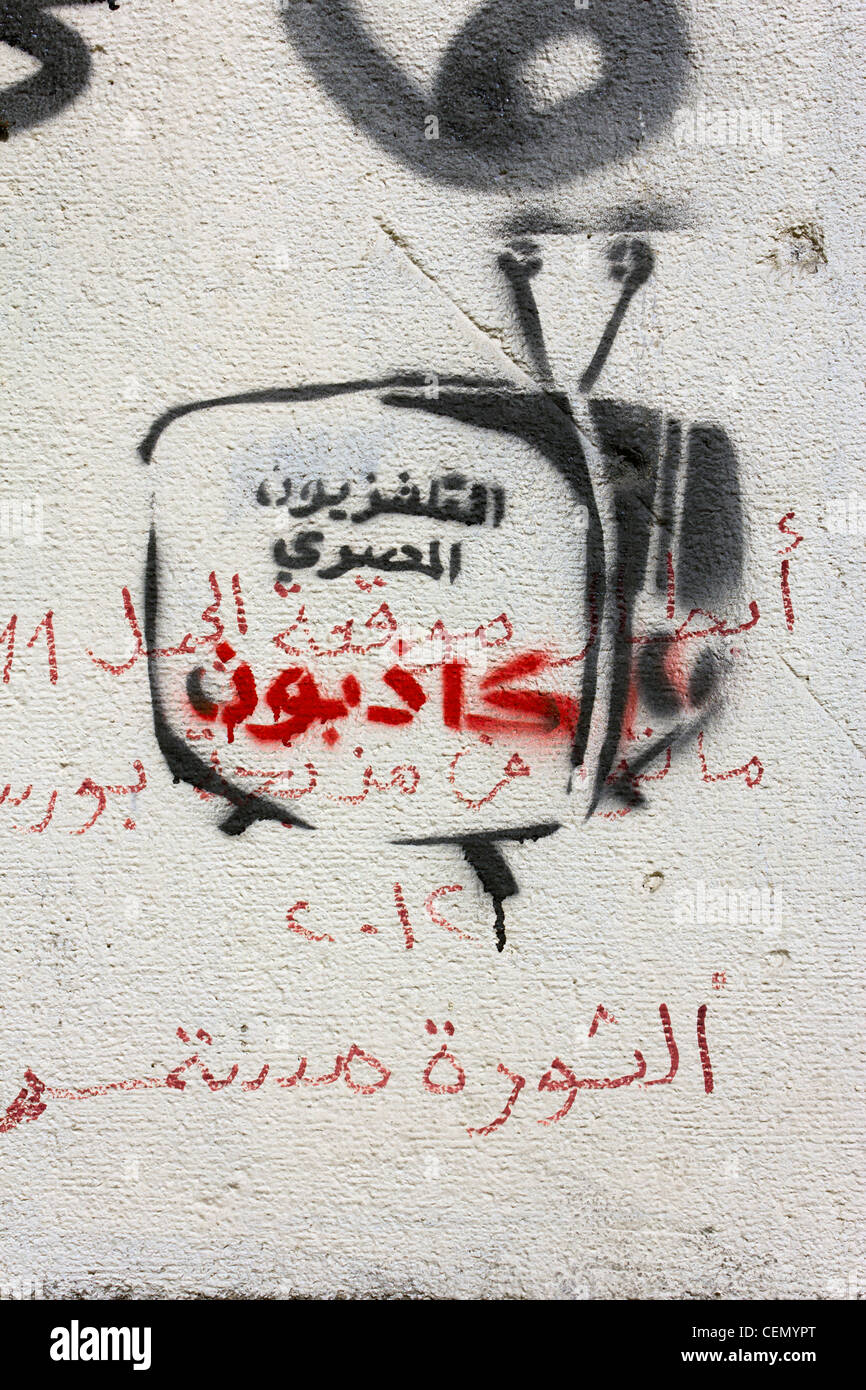 Le graffiti sur le mur près de la place Tahrir à l'image de la télévision et de l'écriture : la télévision égyptienne sont des menteurs Banque D'Images