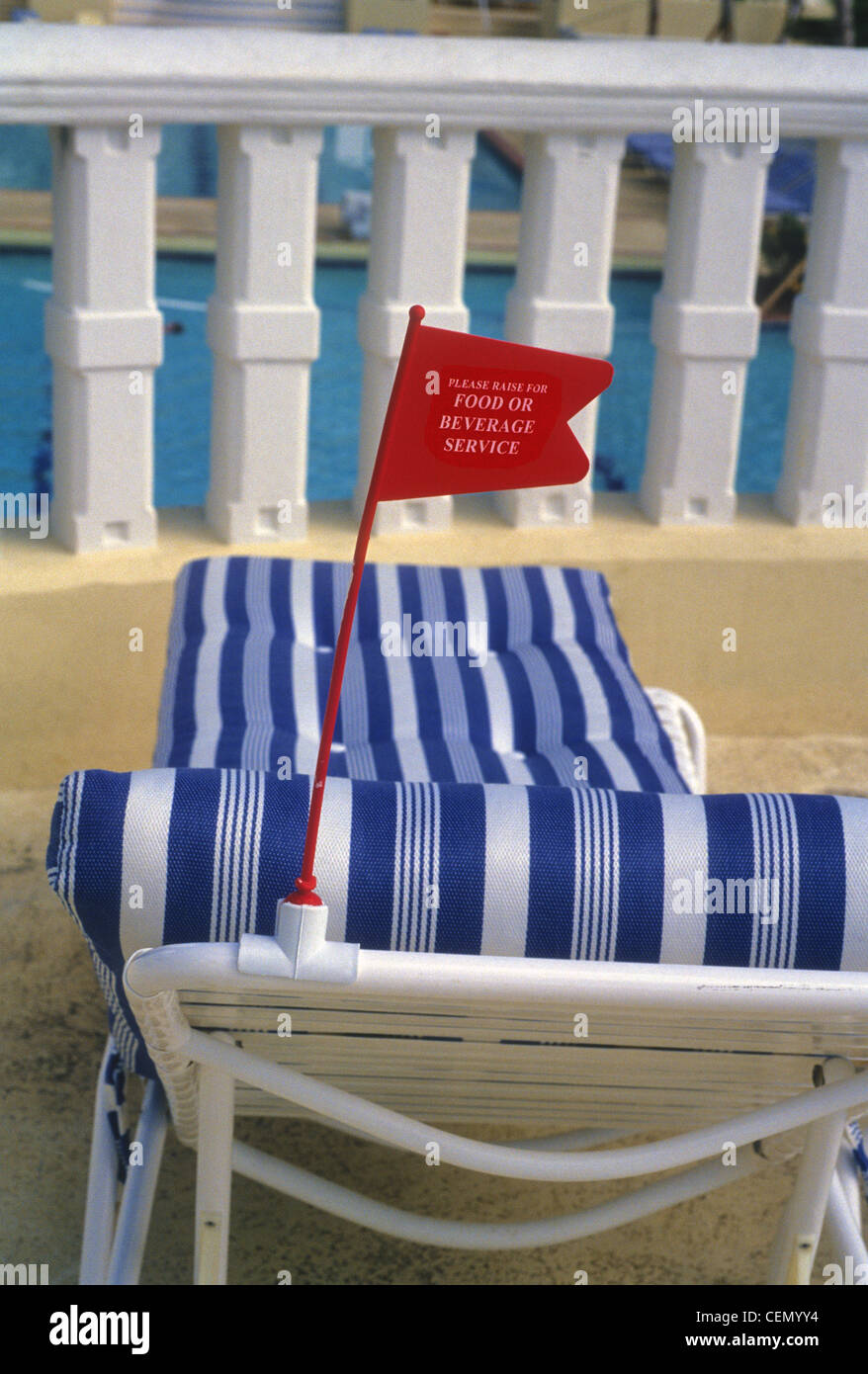 Lorsque vous voulez manger ou boire au bord d'un Luxury Resort à Puerto Rico, elles soulèvent un service de restauration et de boisson rouge drapeau sur leurs chaises longues. Banque D'Images