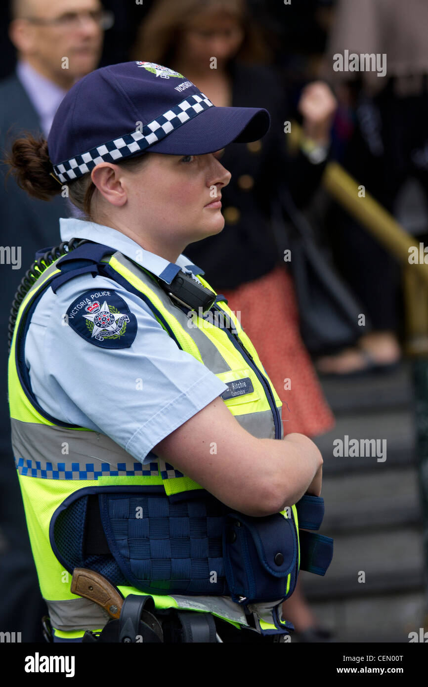 Une policière, la gare de Flinders Street, Melbourne, Australie Banque D'Images