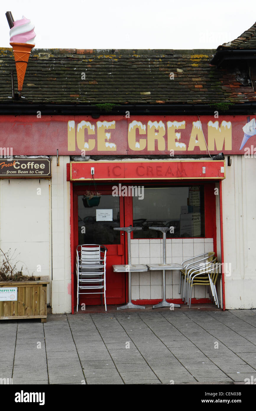 Front délabrée un salon de crème glacée, Herne Bay, Kent UK Banque D'Images