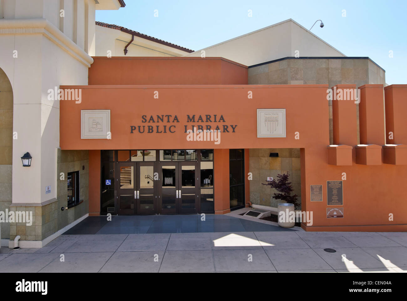 L'entrée de la Bibliothèque publique de Santa Maria. Banque D'Images