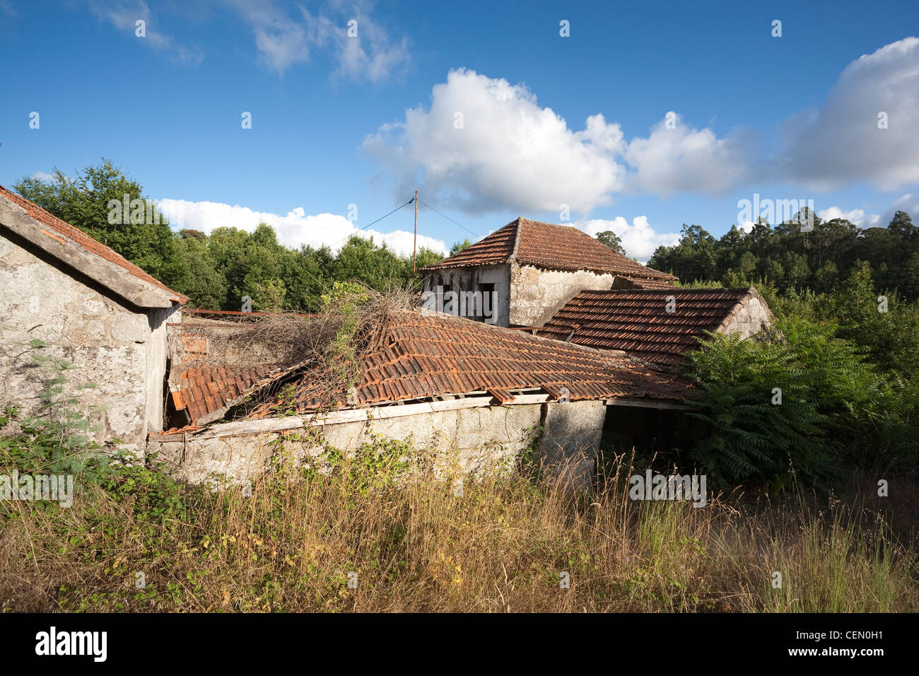 Maisons abandonnées en ruine près de la ville de Vila Real, Portugal - Vila Real District, Norte, Portugal Banque D'Images
