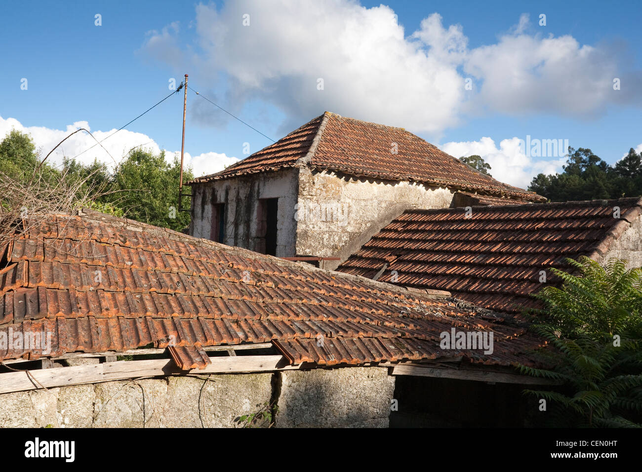 Maisons abandonnées en ruine près de la ville de Vila Real, Portugal - Vila Real District, Norte, Portugal Banque D'Images
