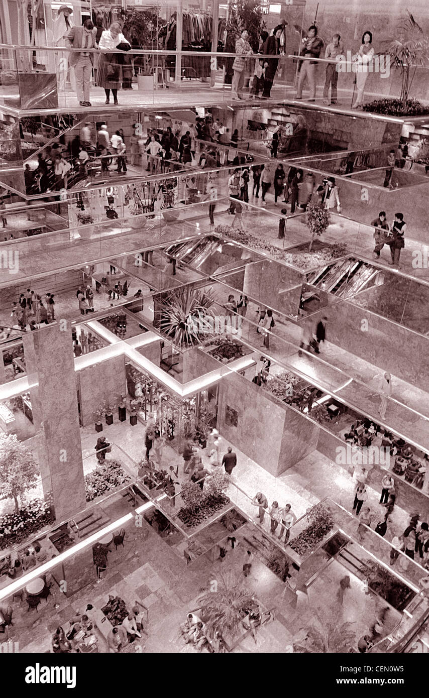 Trump Tower de l'intérieur. Situé sur la 5e Avenue à New York. Sépia, Vertical photo noir et blanc. Très graphique, les angles et les gens Banque D'Images