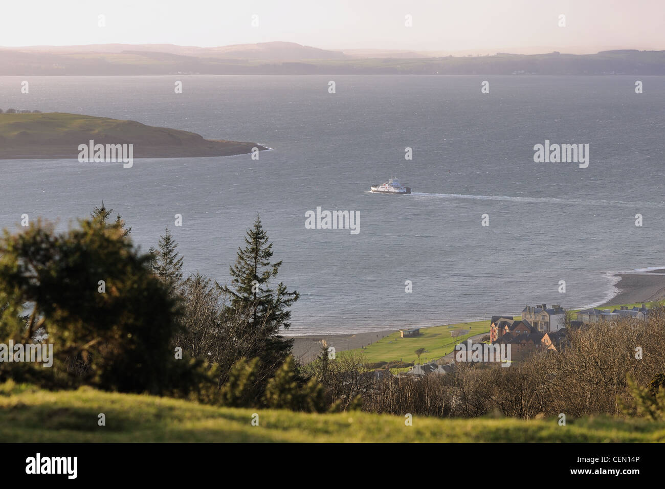 Surplombant le Firth of Clyde et Largs depuis le sommet de la Haylie Brae alors que le ferry se rend à Cumbrae, Ayrshire, Écosse Banque D'Images