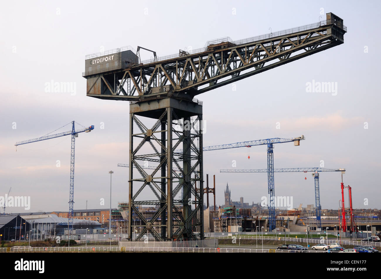 Grues sont érigés en Finnieston comme du travail commence sur £120m Scottish Hydro Arena qui pourra accueillir 12 000 personnes. Banque D'Images