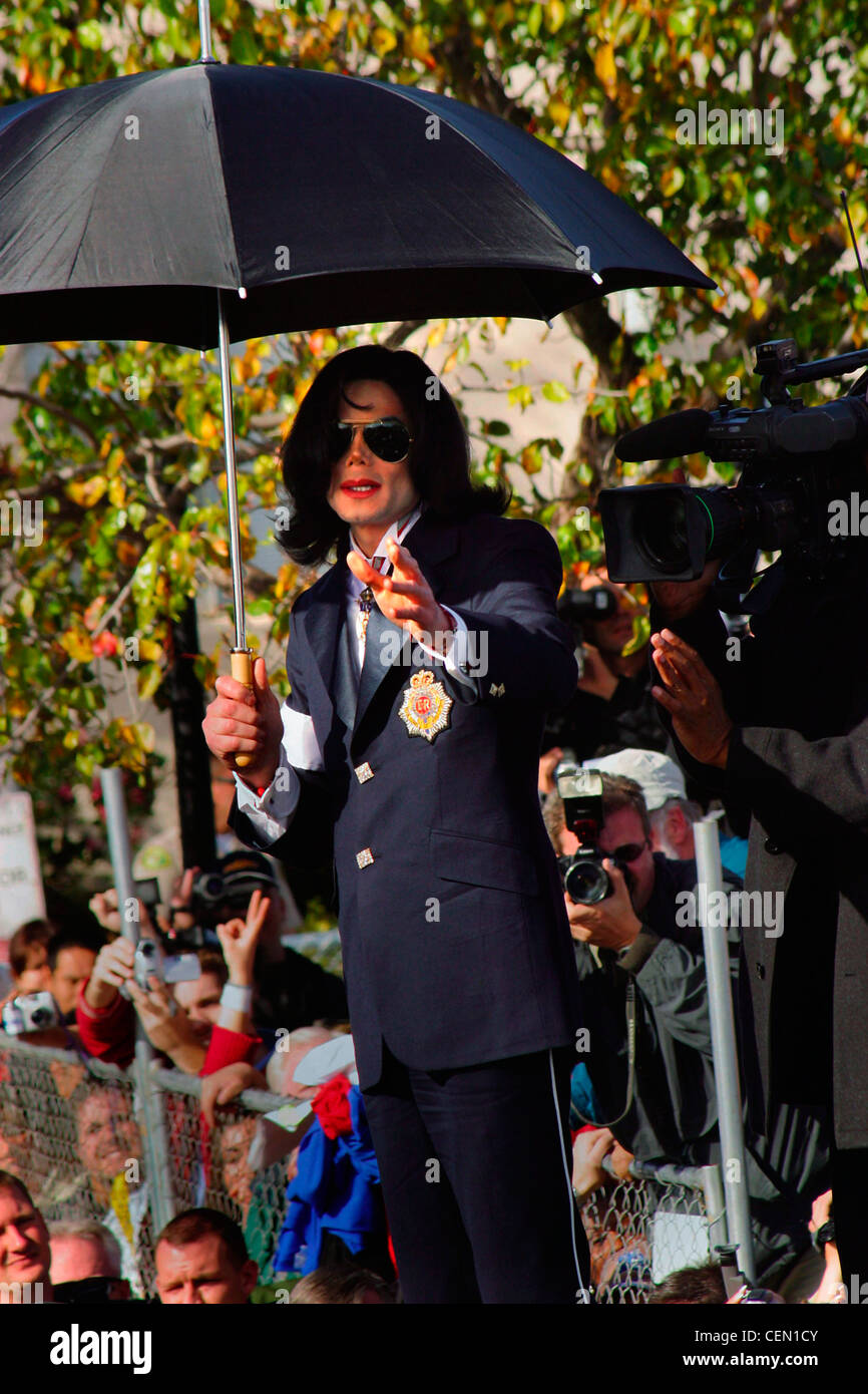 Michael Jackson fans de vagues sur le dessus de son SUV après son interpellation Vendredi 16 Janvier 2004 à Santa Maria, CA Palais de justice. Banque D'Images