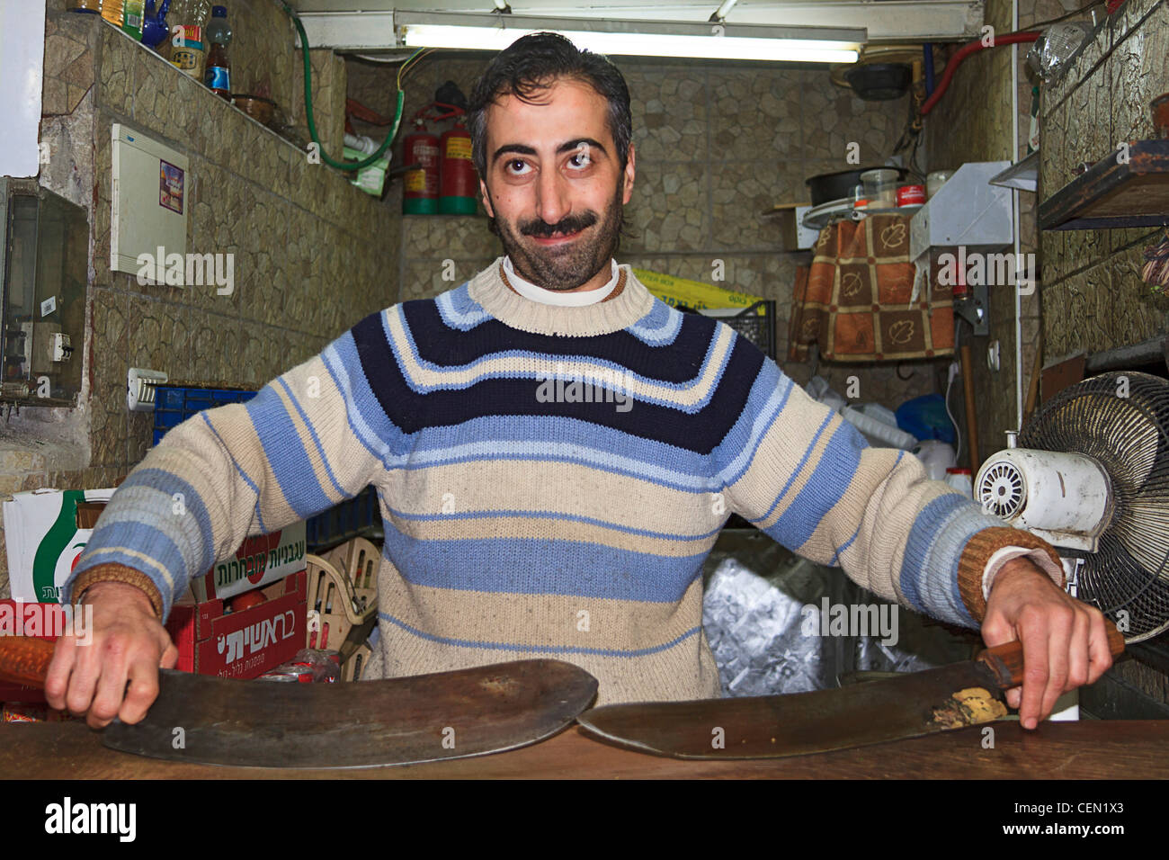L'homme arabe, montre son couteaux kebab qui sont 280 ans. Il est propriétaire d'un kebab dans la vieille ville de Jérusalem. Banque D'Images